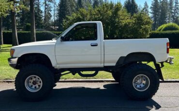 Toyota-pickup-4x4-1990-white