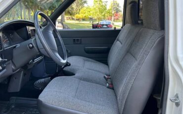 Toyota-pickup-4x4-1990-white-5