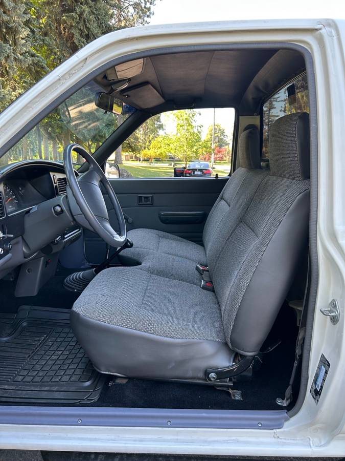 Toyota-pickup-4x4-1990-white-5