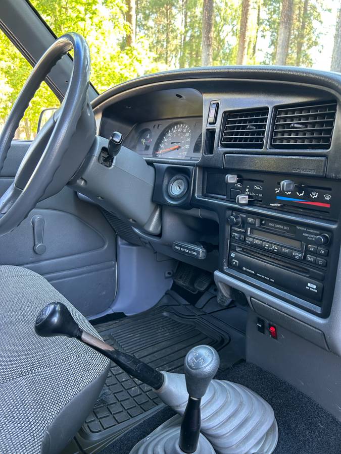 Toyota-pickup-4x4-1990-white-6