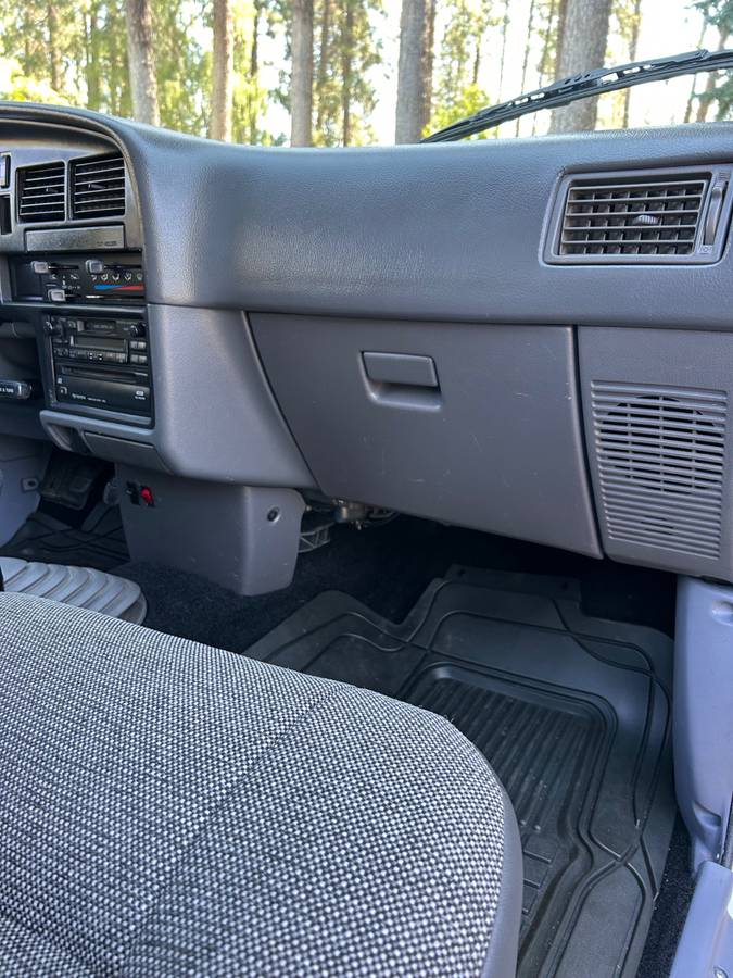 Toyota-pickup-4x4-1990-white-7