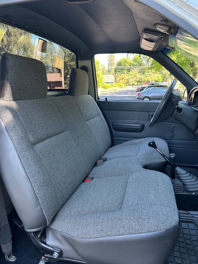 Toyota-pickup-4x4-1990-white-8