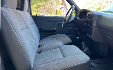Toyota-pickup-4x4-1990-white-9