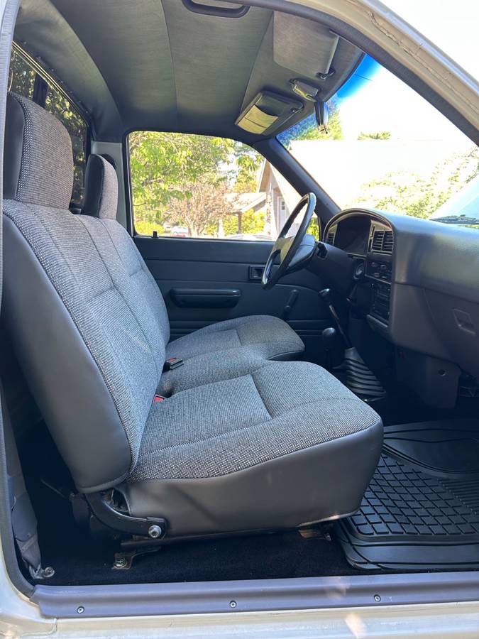 Toyota-pickup-4x4-1990-white-9