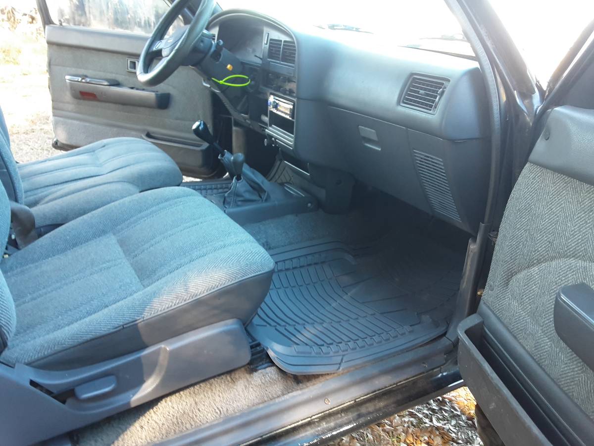 Toyota-pickup-4x4-sr5-1990-black-13