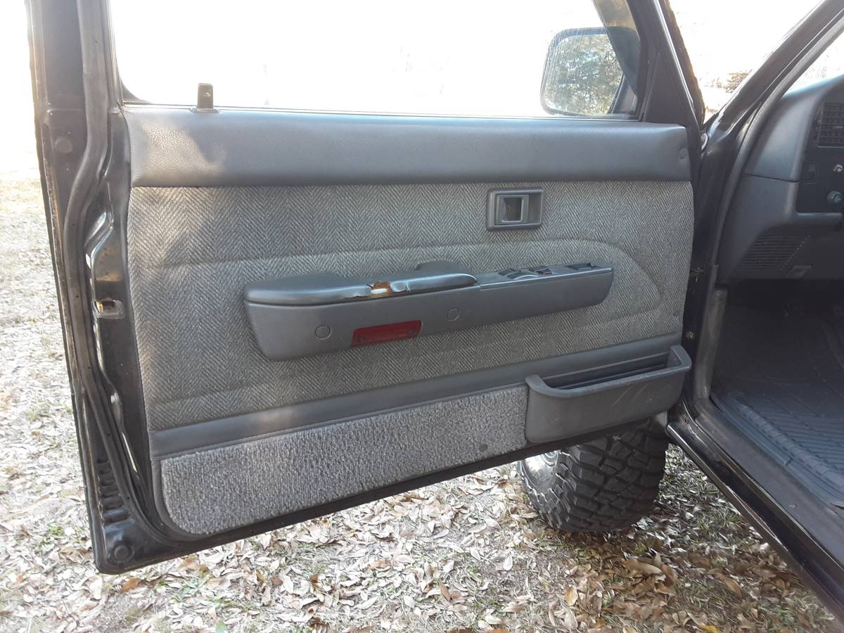 Toyota-pickup-4x4-sr5-1990-black-15