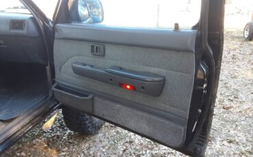 Toyota-pickup-4x4-sr5-1990-black-2