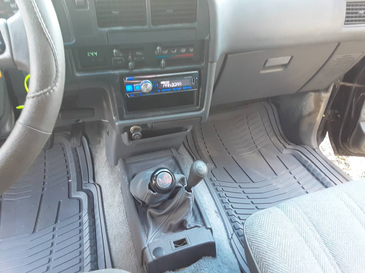 Toyota-pickup-4x4-sr5-1990-black-9