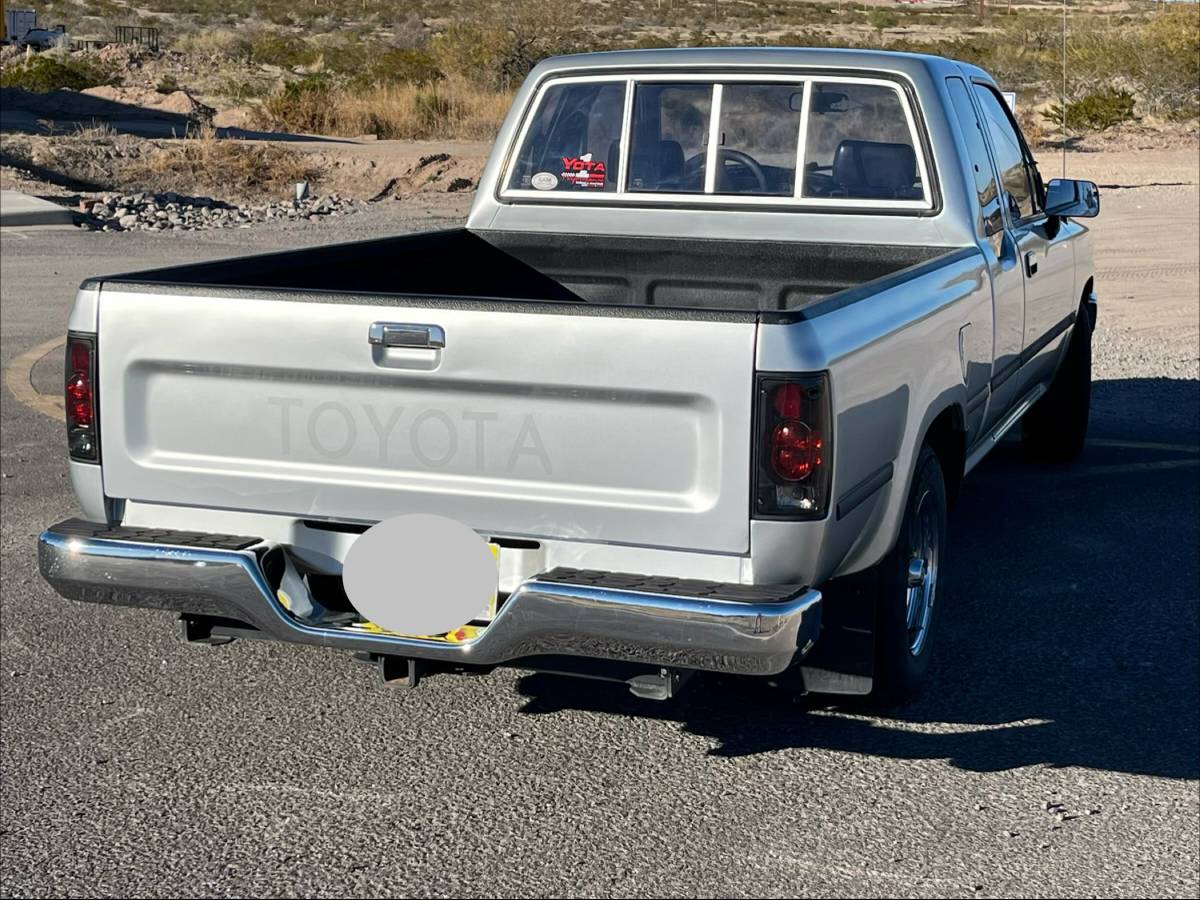 Toyota-pickup-dlx-1990-silver-1
