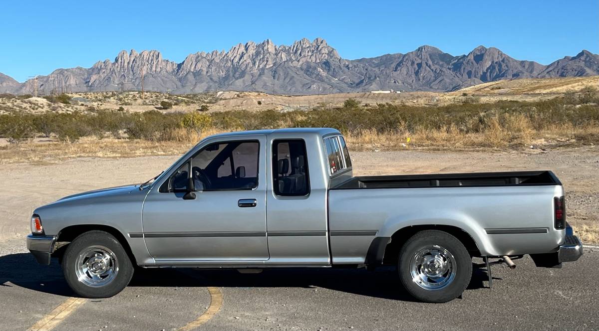 Toyota-pickup-dlx-1990-silver-2
