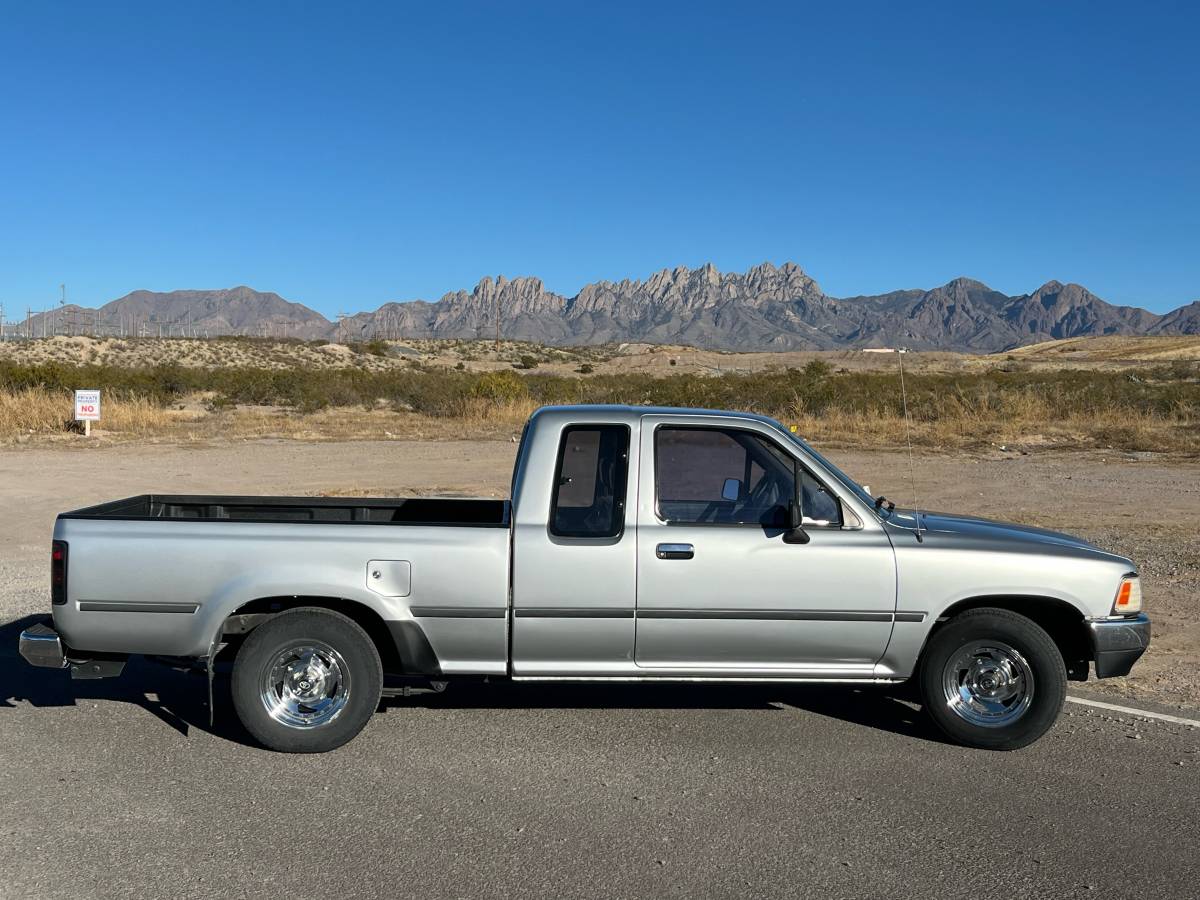 Toyota-pickup-dlx-1990-silver-3