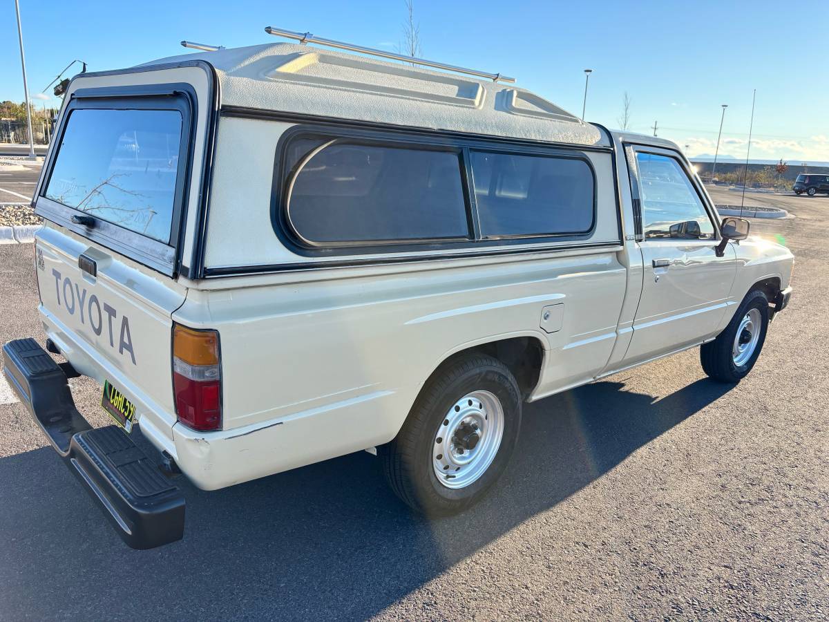 Toyota-pickup-truck-1986-custom-1