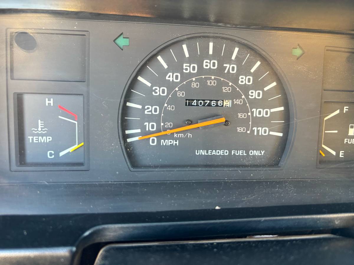 Toyota-pickup-truck-1986-custom-13