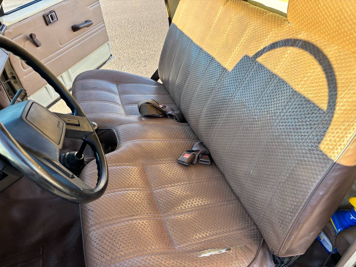 Toyota-pickup-truck-1986-custom-17