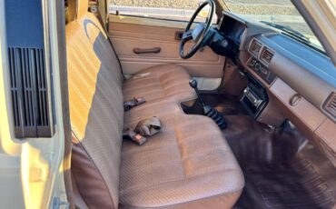 Toyota-pickup-truck-1986-custom-2