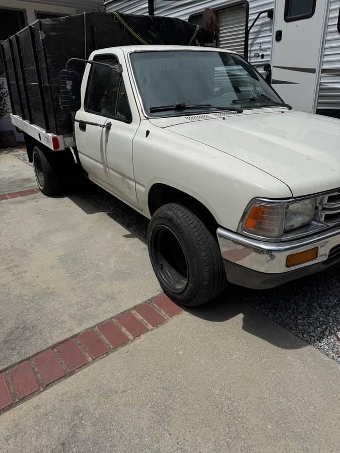 Toyota-pickup-truck-1990-white-1