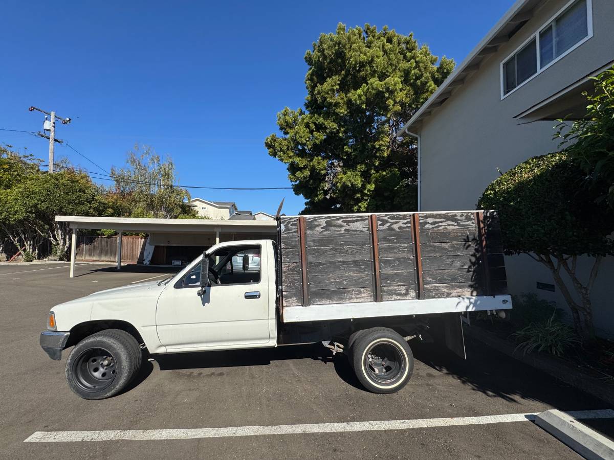 Toyota-pickup-truck-1990-white-2