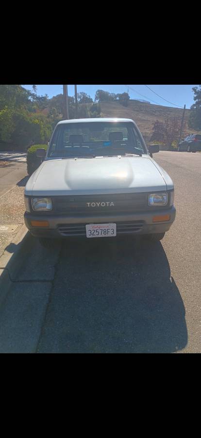 Toyota-pickup-truck-1990-white-2