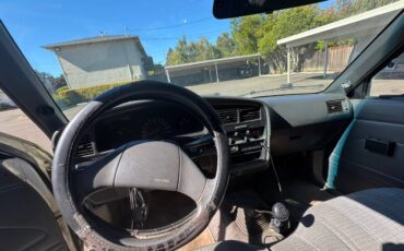 Toyota-pickup-truck-1990-white-3