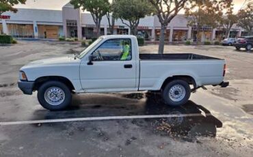 Toyota-pickup-truck-1990-white