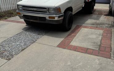 Toyota-pickup-truck-1990-white