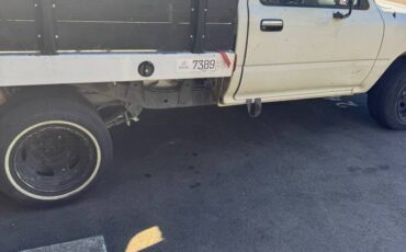 Toyota-pickup-truck-1990-white-5