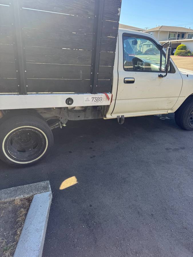 Toyota-pickup-truck-1990-white-5