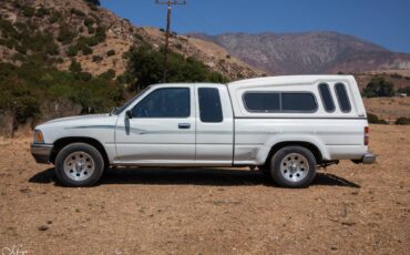 Toyota-pickup-truck-deluxe-cab-1991-white-1