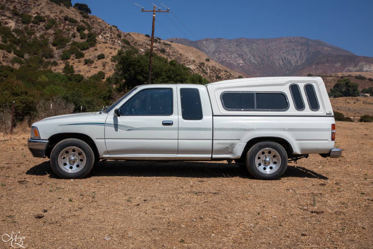 Toyota-pickup-truck-deluxe-cab-1991-white-1