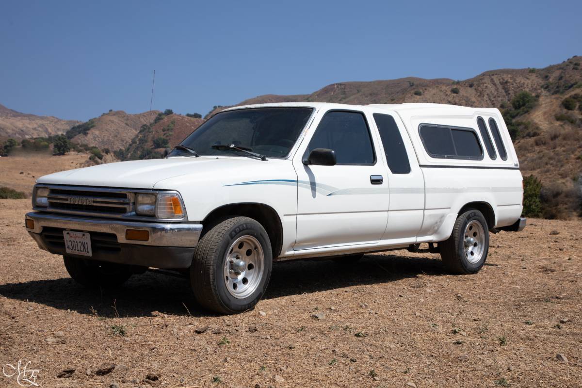 Toyota-pickup-truck-deluxe-cab-1991-white-2