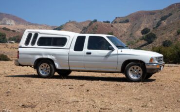Toyota-pickup-truck-deluxe-cab-1991-white
