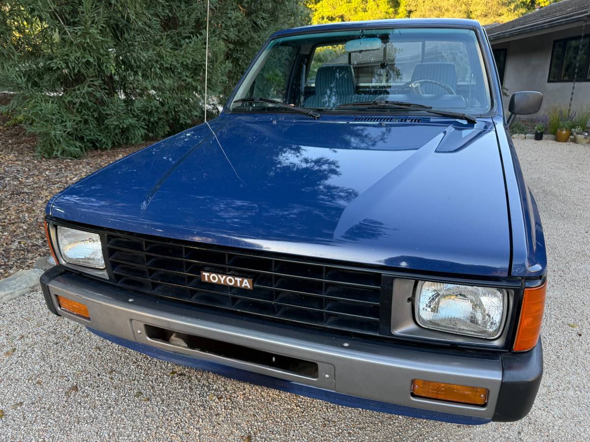 Toyota-pickup-truck-diesel-1985-blue-10