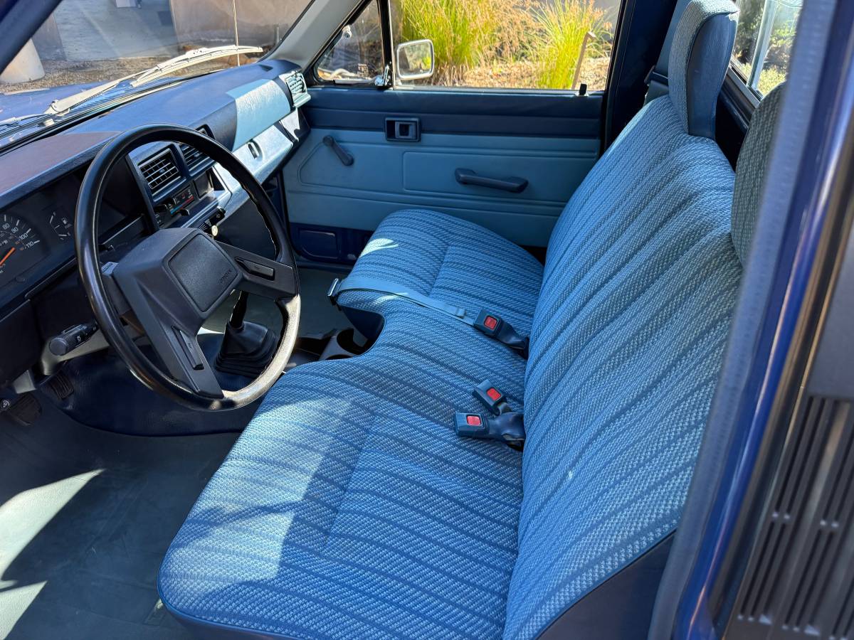Toyota-pickup-truck-diesel-1985-blue-16