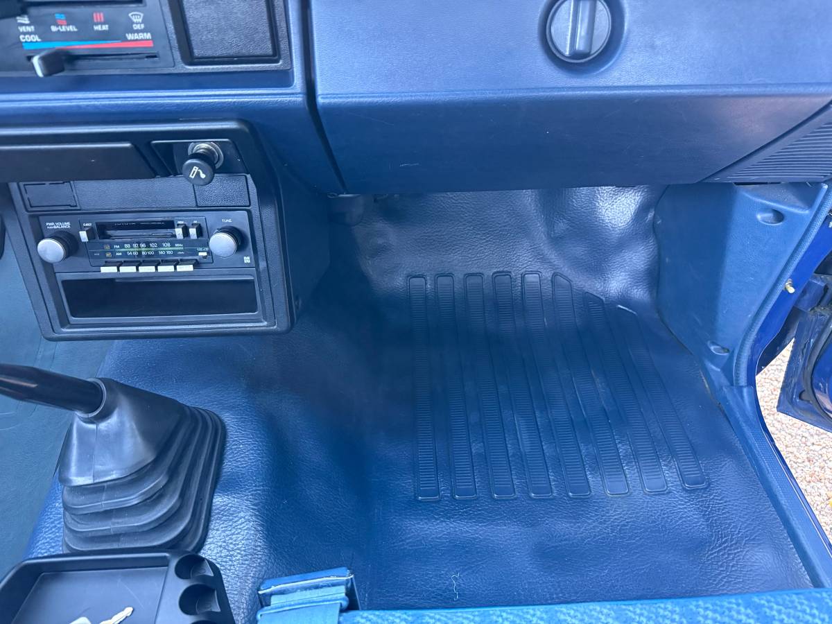 Toyota-pickup-truck-diesel-1985-blue-17