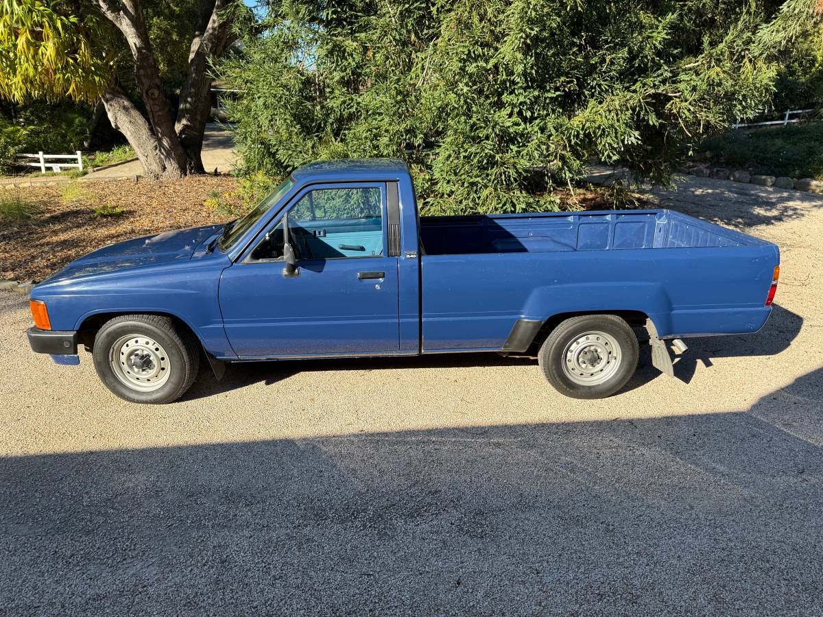 Toyota-pickup-truck-diesel-1985-blue-18