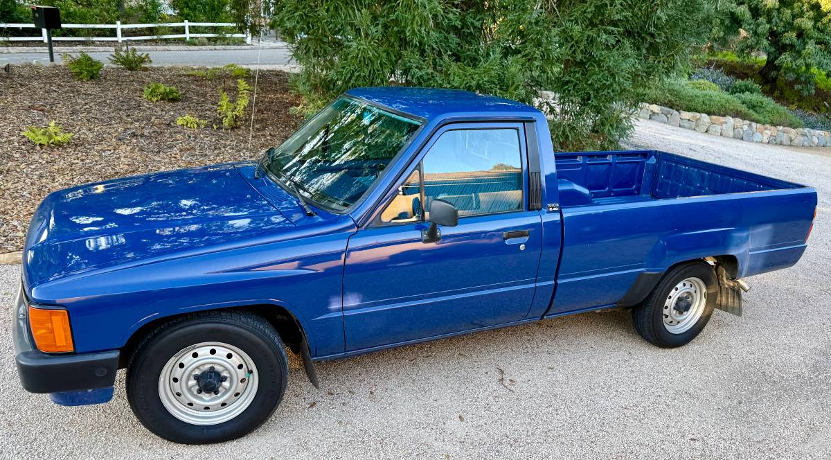 Toyota-pickup-truck-diesel-1985-blue-3