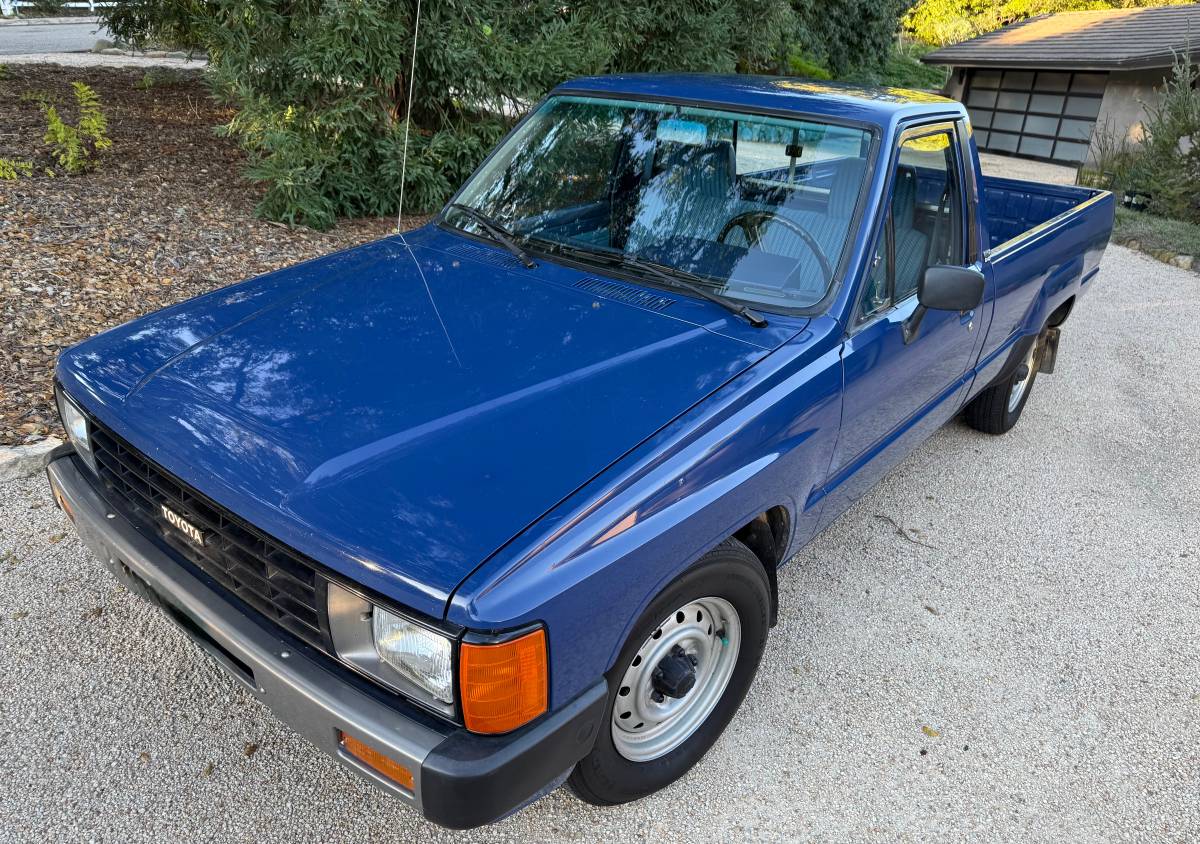 Toyota-pickup-truck-diesel-1985-blue-4
