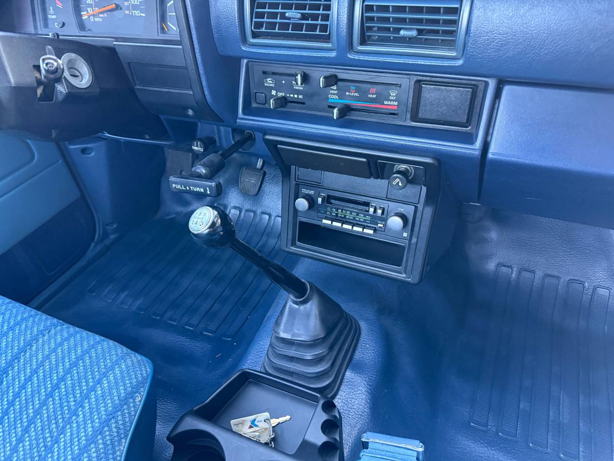 Toyota-pickup-truck-diesel-1985-blue-8