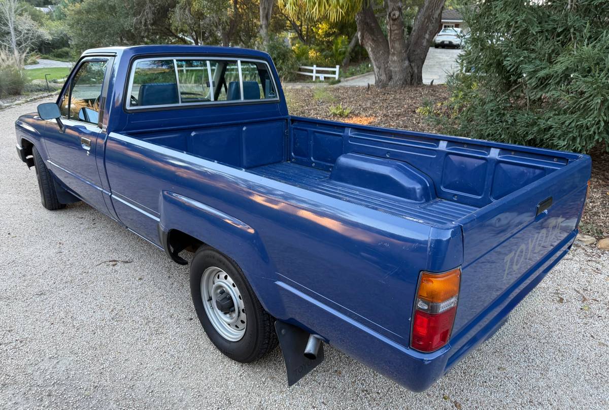Toyota-pickup-truck-diesel-1985-blue