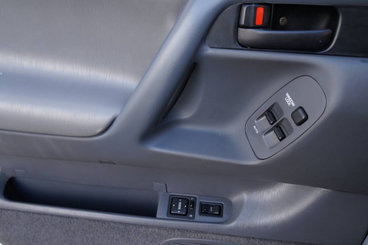 Toyota-previa-1995-white-16