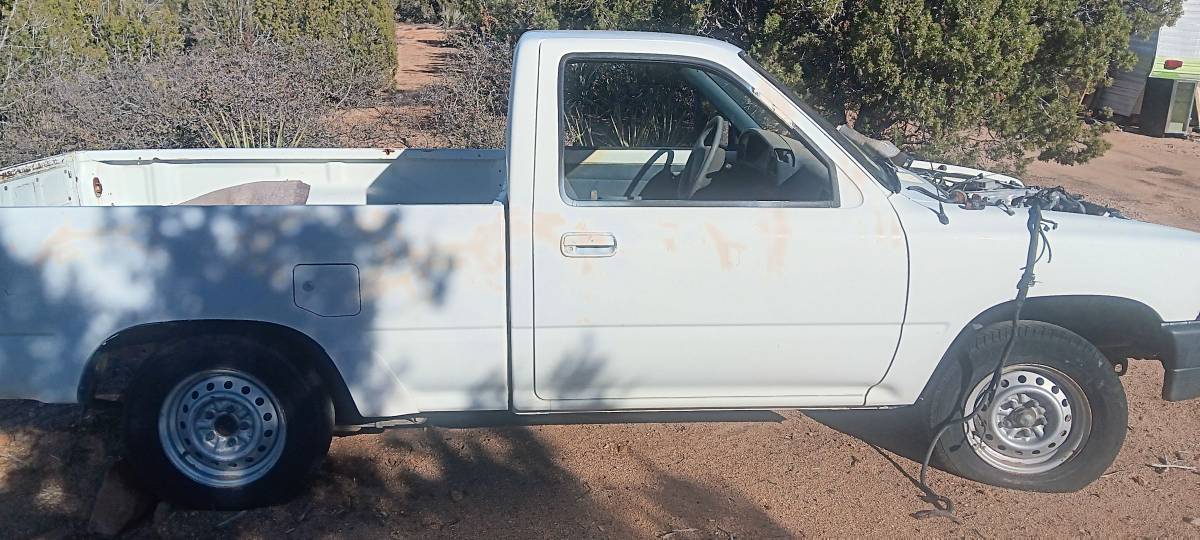 Toyota-pu-1985-white-2