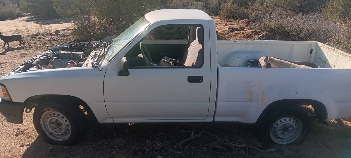 Toyota-pu-1985-white-3