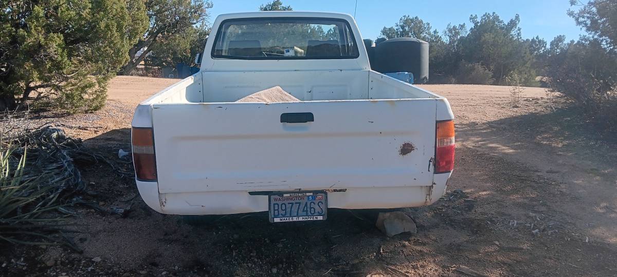 Toyota-pu-1985-white-4