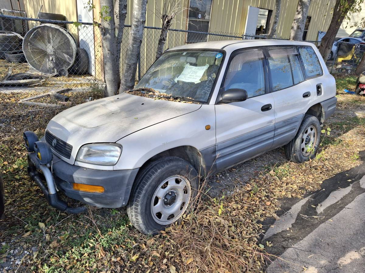 Toyota-rav4-awd-1995-silver-1