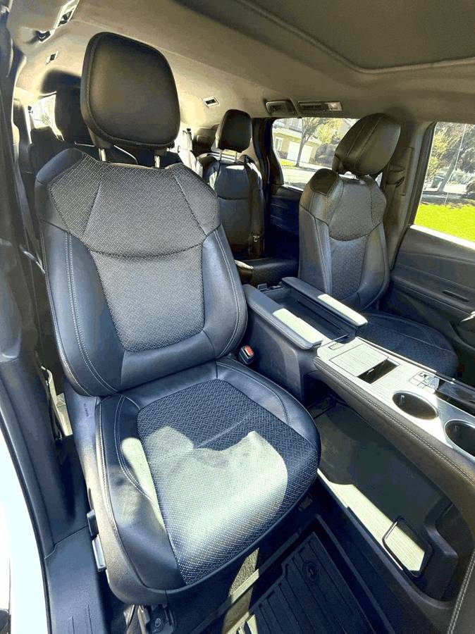 Toyota-sienna-xse-hybrid-1969-3