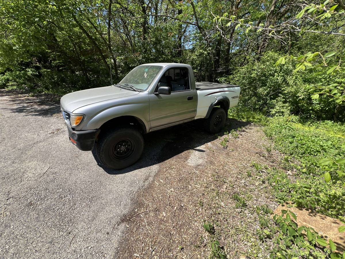 Toyota-tacoma-1996-grey-2