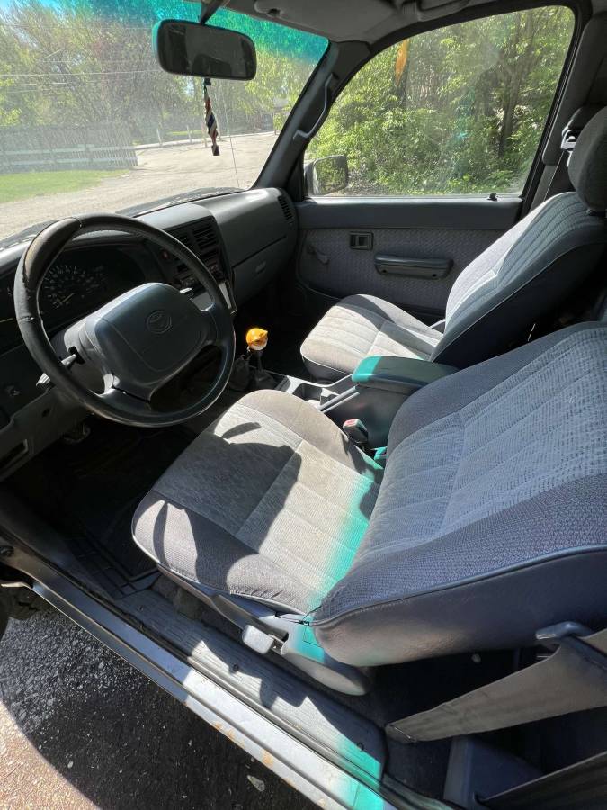 Toyota-tacoma-1996-grey-3