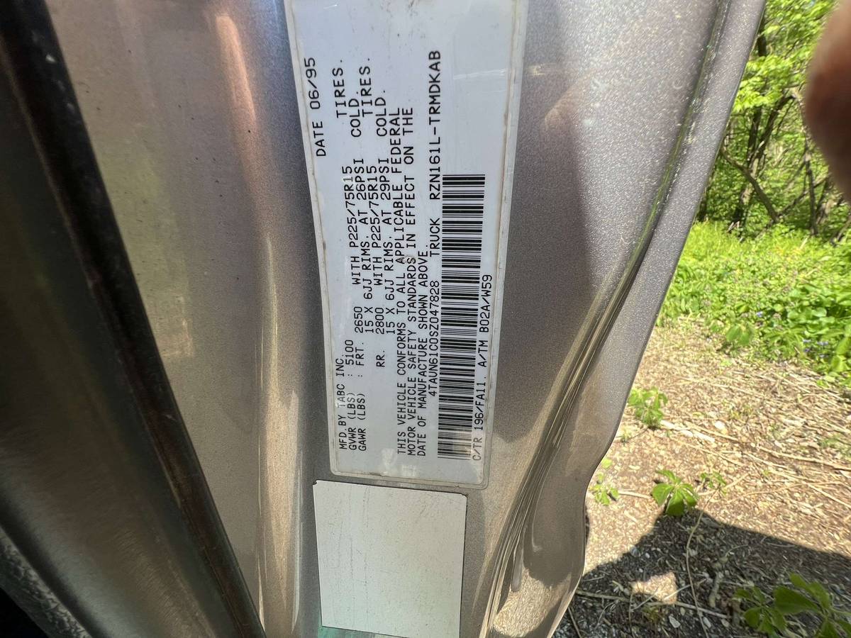 Toyota-tacoma-1996-grey-8