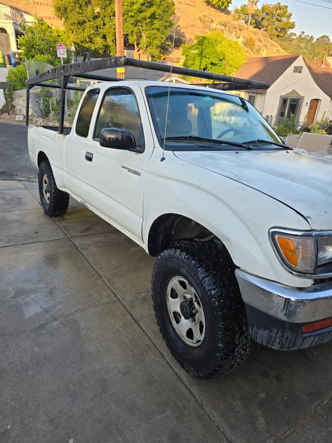 Toyota-tacoma-lx-1996-white