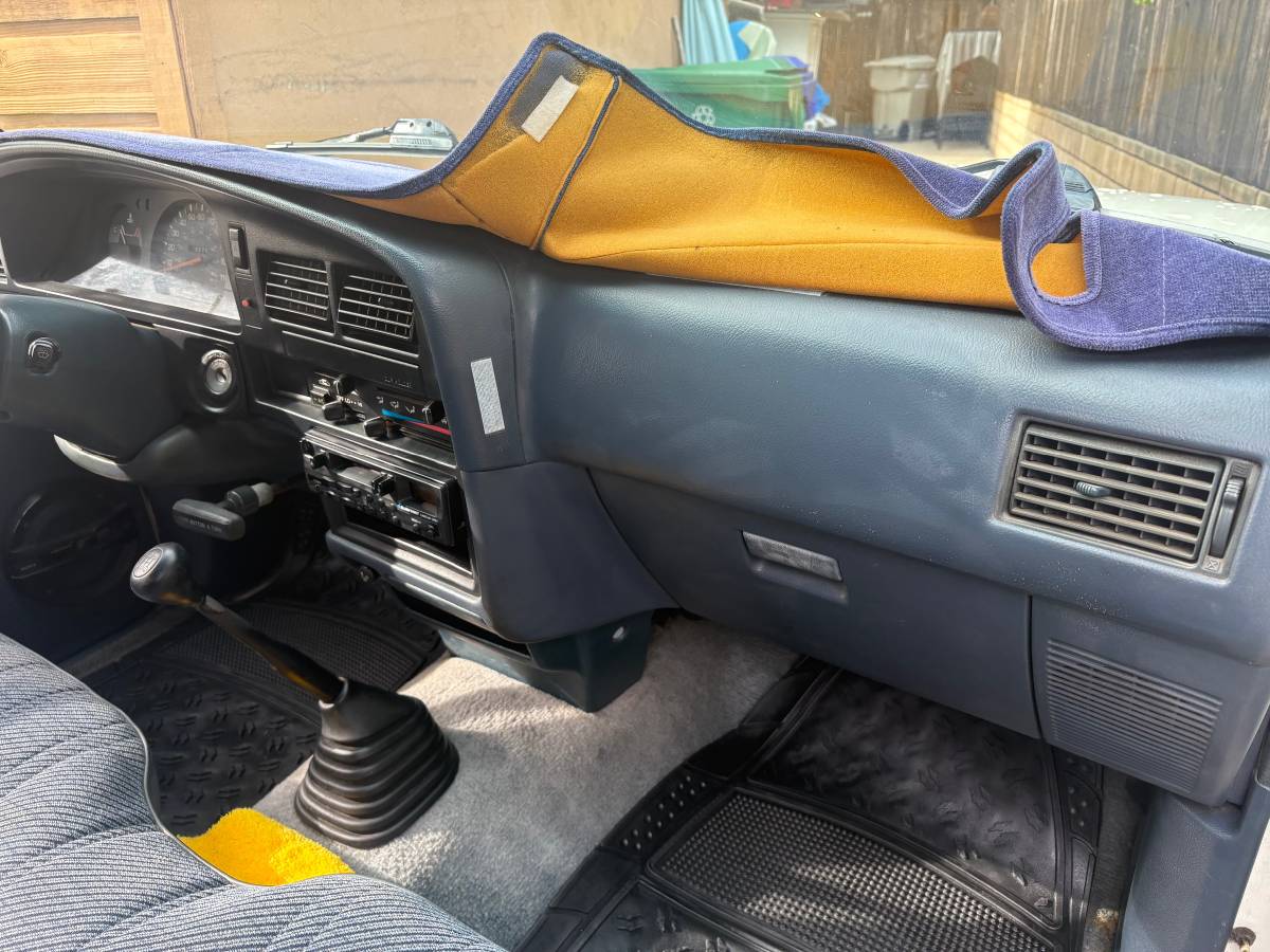 Toyota-tacoma-pickup-1993-1